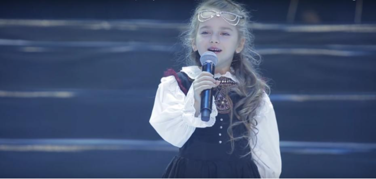 Még csak 6 éves, és már most úgy énekel, mint egy igazi profi. VIDEÓ