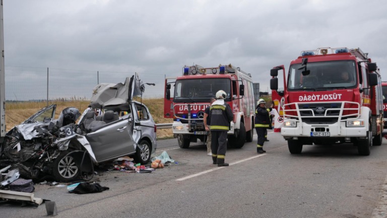 Hatalmas baleset Magyarországon – Kiszakadt motor és gyerekülés hevert a helyszínen