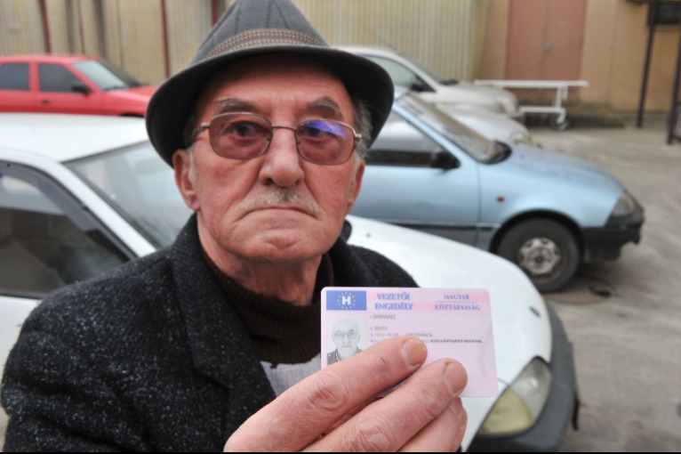 Életbe lép az új szabály az idősek jogosítványáról