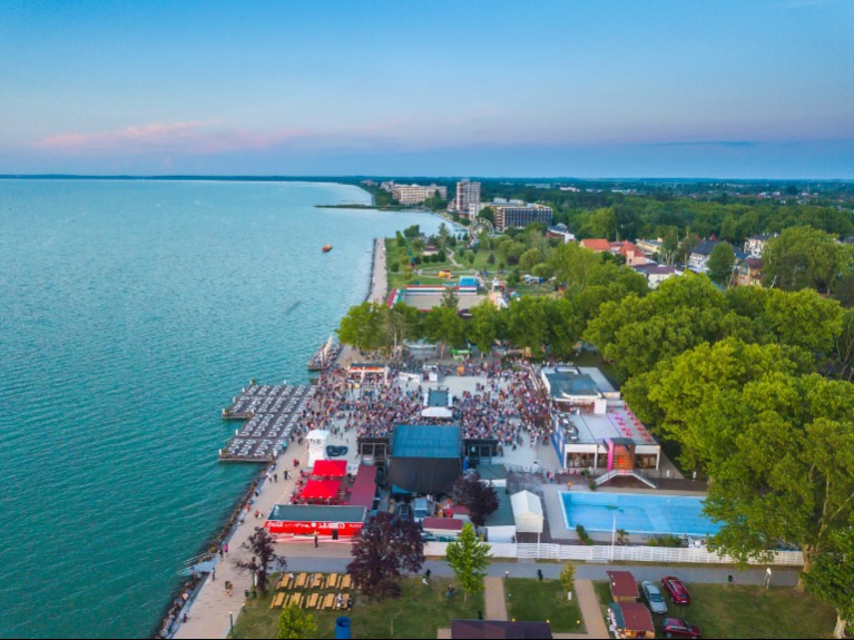 Elkelt a Balaton legértékesebb telke, mutatjuk, ki az új tulajdonos