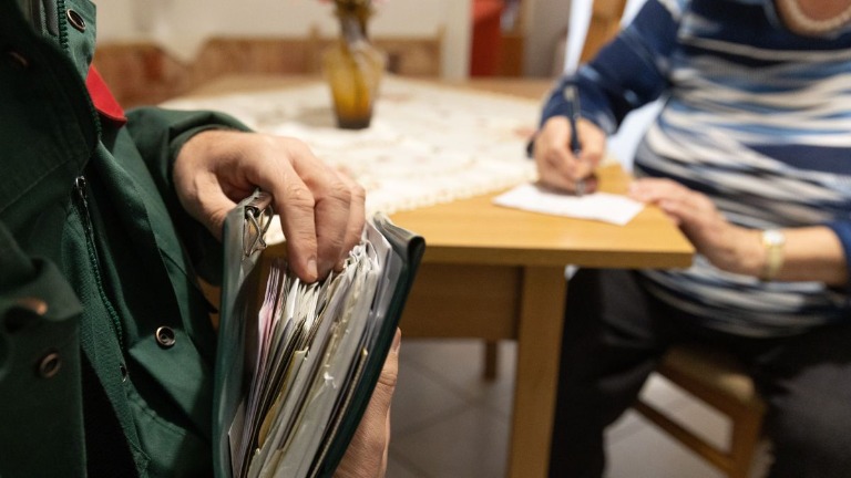 Hogy lehet tartós özvegyi nyugdíjat igényelni és mennyi pénz jár?