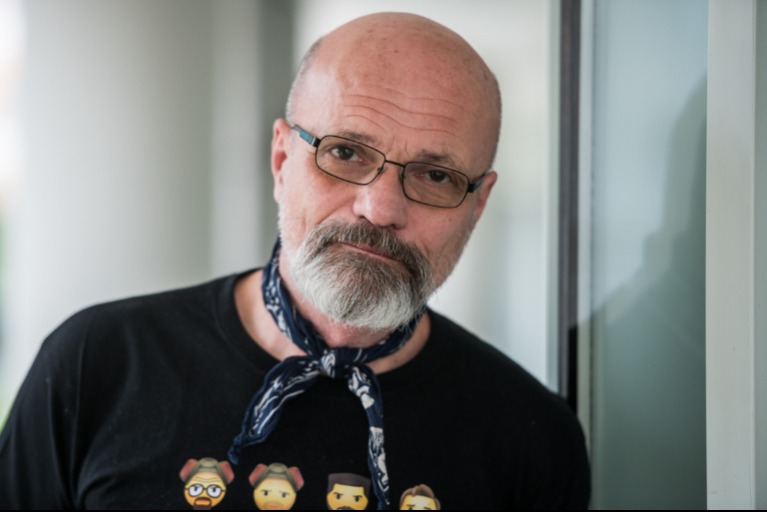 Ő Zacher Gábor 15 évvel fiatalabb felesége: Mónika csinos, szőke hajú nő