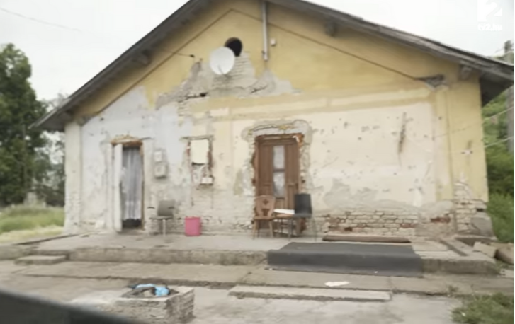 Szívfacsaró látvány – Ebben az ózdi házban nőtt fel Majka