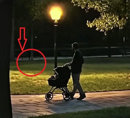 A férjem minden este sétálni vitte a babánkat, de egy este itthon felejtette a telefonját, így követtem őt