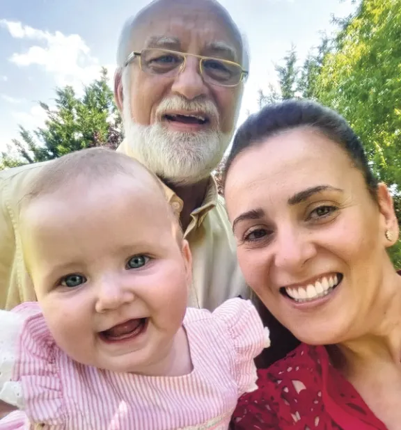 Csézy kislánya olyan, mint egy porcelánbaba, hihetetlen milyen szép!