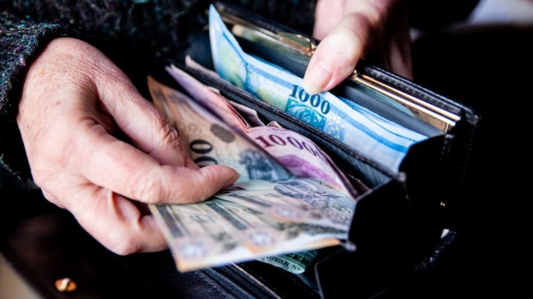 Sokk a nyugdíjasoknak: több havi pénz érkezik egyben