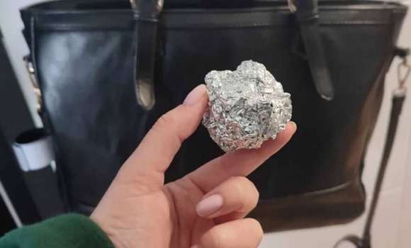 Ezért tart egyre több nő alufólia-golyót a táskájában