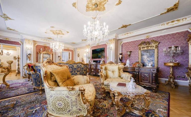 Kukkants be Nótár Mary pazar otthonába: minden arany a nappalijában