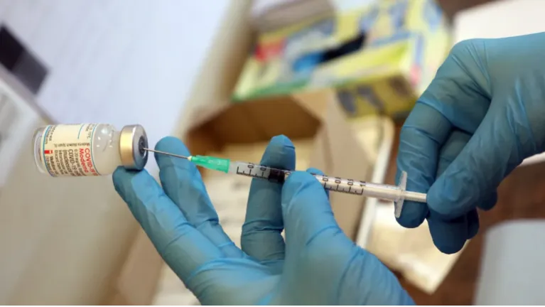 Megfejtették: ezért lehet súlyos mellékhatása egyes Covid-oltásoknak