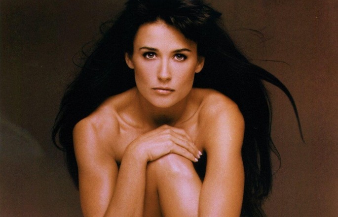 Demi Moore ruháitól megszabadulva vészeli át a hőhullmámot – képek