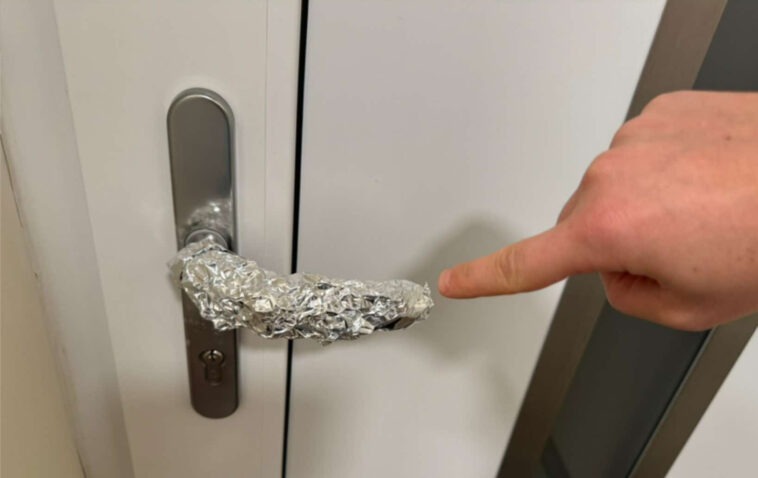 Itt a döbbenetes ok, ezért tesznek egyre többen alufóliát a kilincsre.