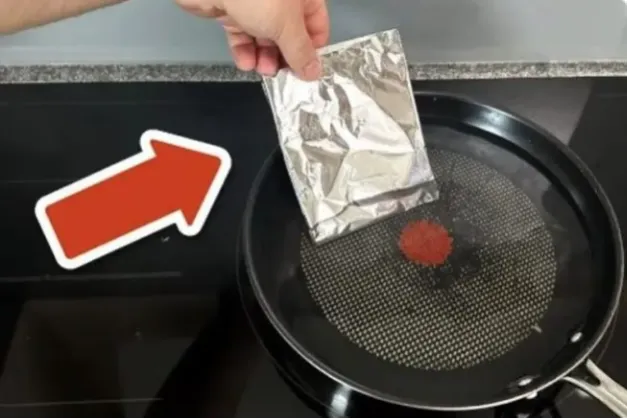 Helyezzen egy fólia darabot forró vízbe, és nézze meg, mi történik – még a gazdagok is használják
