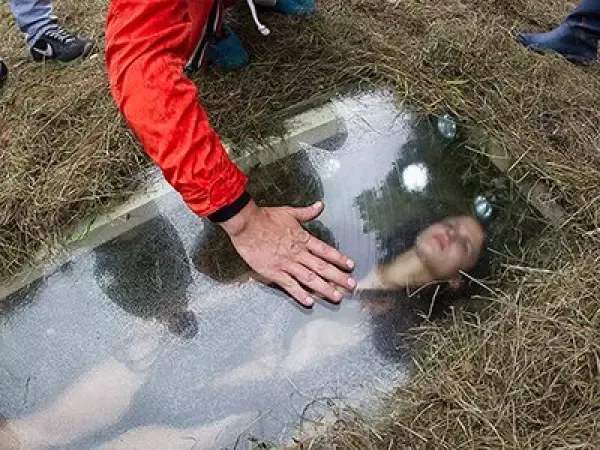 Koporsóba tették a kamerát: a felvétel mindenkit sokkolt