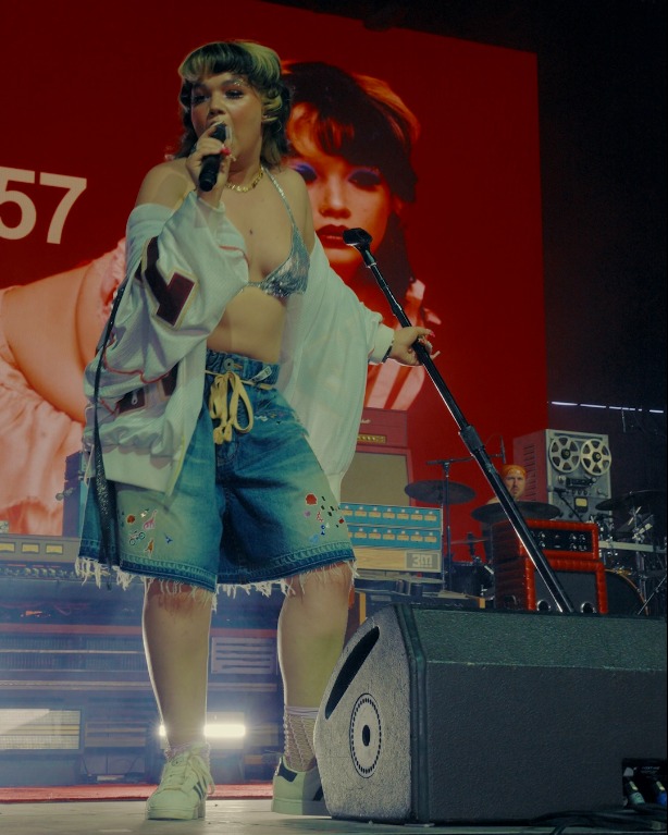 Összeesett, rémült rajongók szeme láttára vitték le az énekesnőt a színpadról