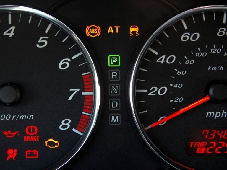 Azonnal lépj a fékre, ha ez megjelenik a műszerfalon! Az életed menti meg