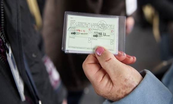 Hatalmas hír a nyugdíjasoknak – Csak ezt kell felmutatniuk és 50%-ot elengednek az árból