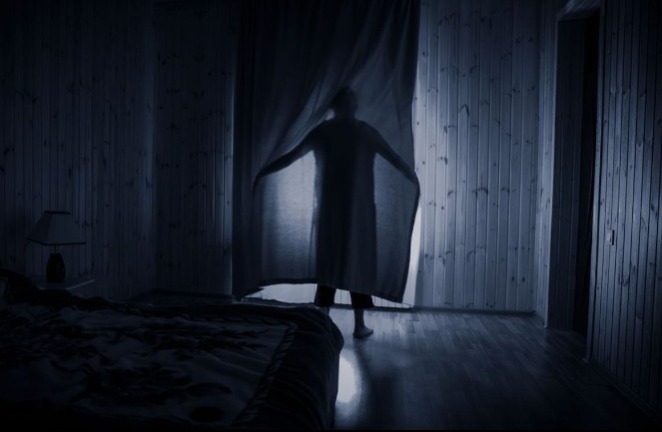 Egy nő rejtett kamerát helyezett el a hálószobájában