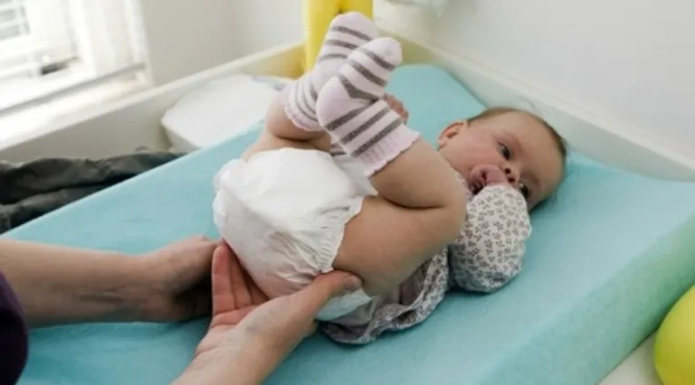 Szakértő a szülőknek: a baba beleegyezését is kérni kell pelenkázás előtt