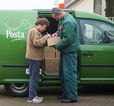 Fontos csomagot kapnak a nyugdíjasok! Ezt a számot kell hívniuk, ha kibontották!