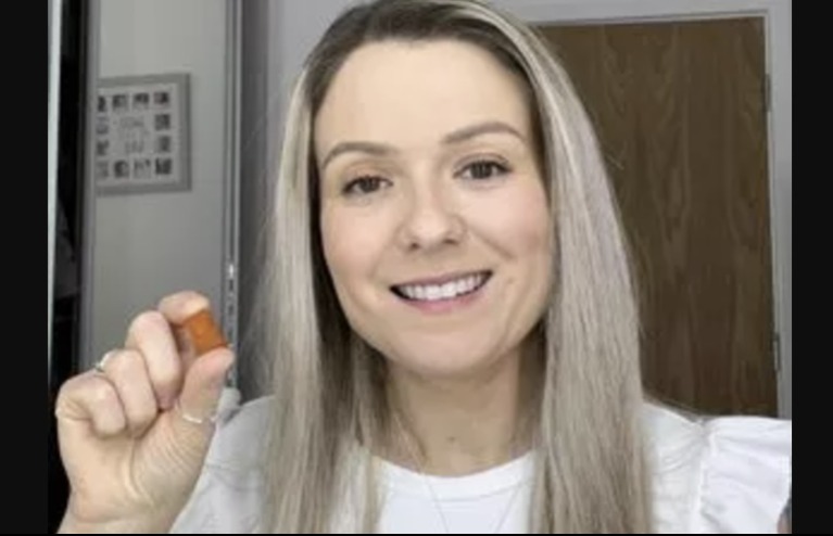 Megunta, hogy a férje nagyon későn jár haza: elkezdett a szennyesében turkálni. Nézd, mire jött rá!