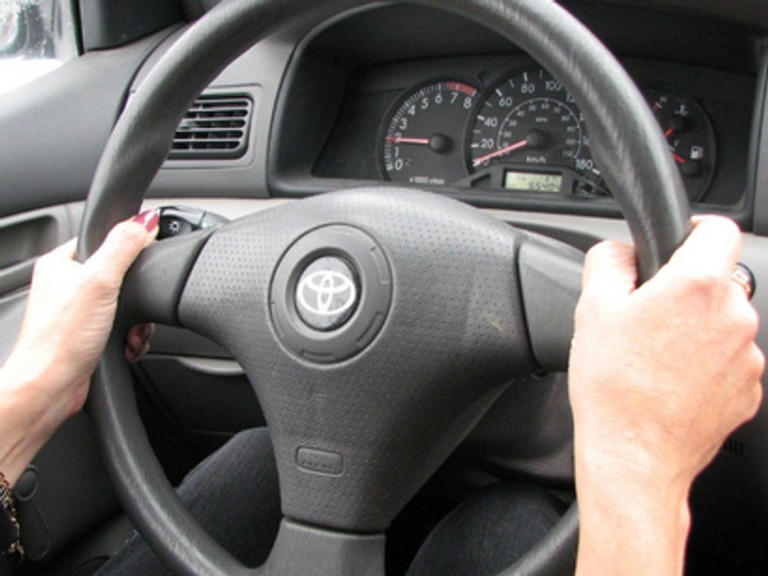 Te hogy fogod a kormányt? Vigyázz, mert mindent elárul rólad!